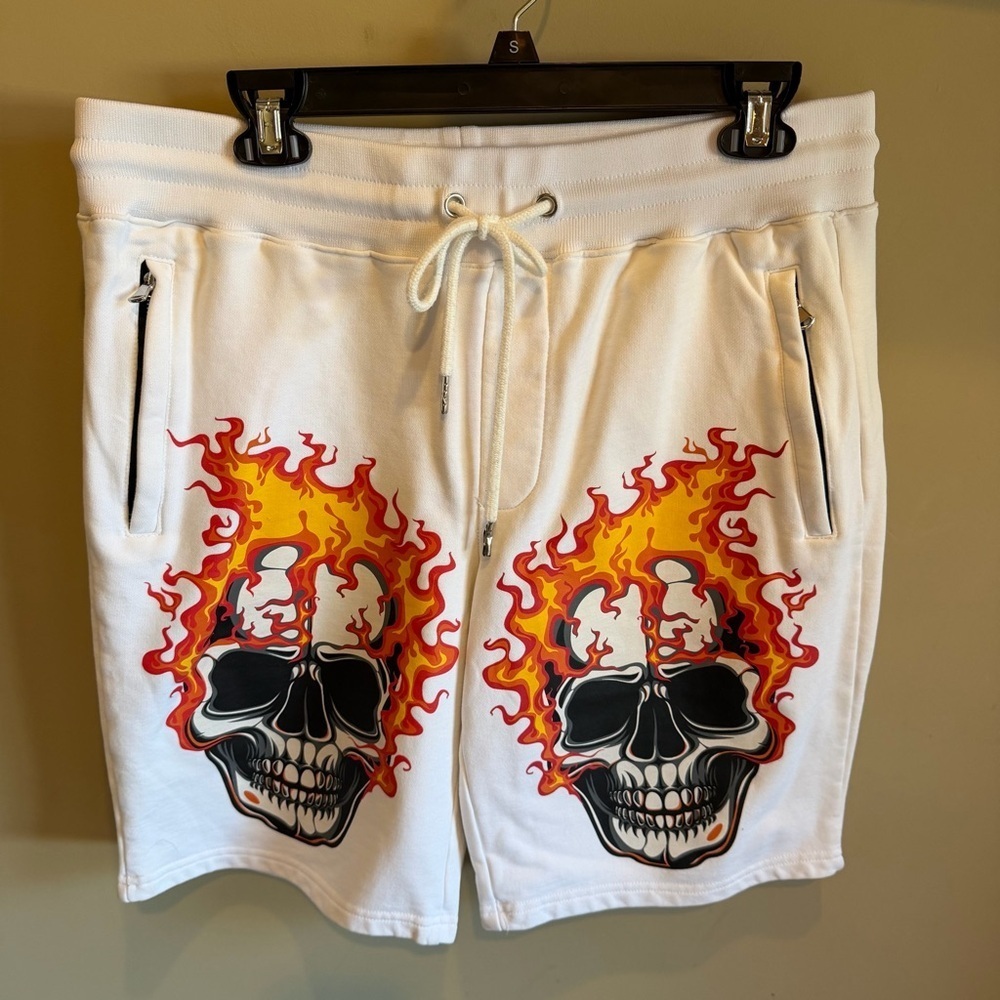 Rockstar Men's Large White Drawstring Zippered Pockets Shorts Skeleton Flames